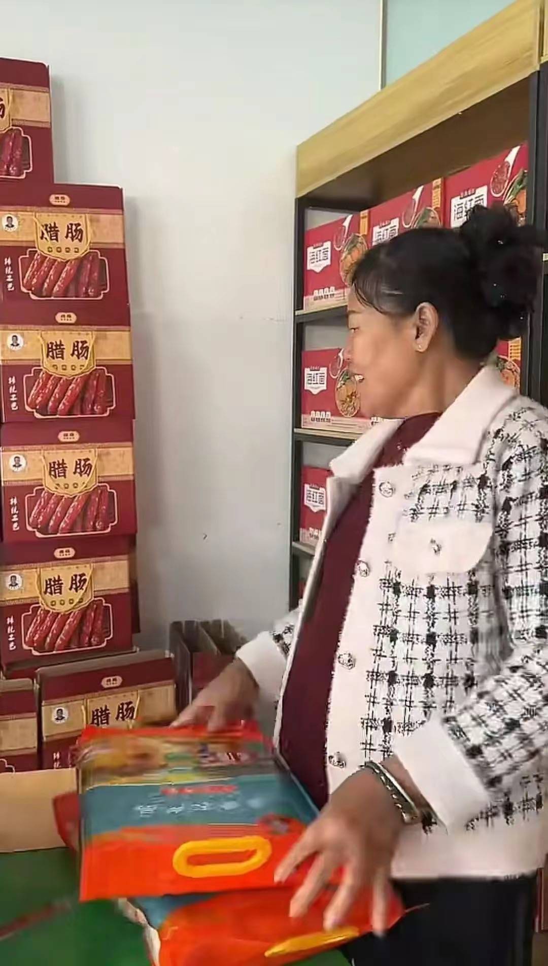 全红婵陪妈妈回娘家，亲手喂外婆吃糕点很孝顺，新房用三跑包电梯