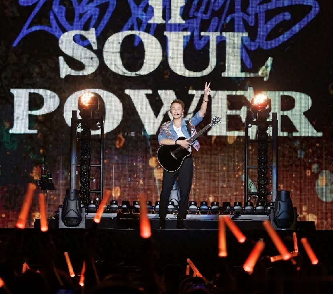 陶喆巡演穿猫王服含泪喊爸，摇滚精神受其父影响颇深