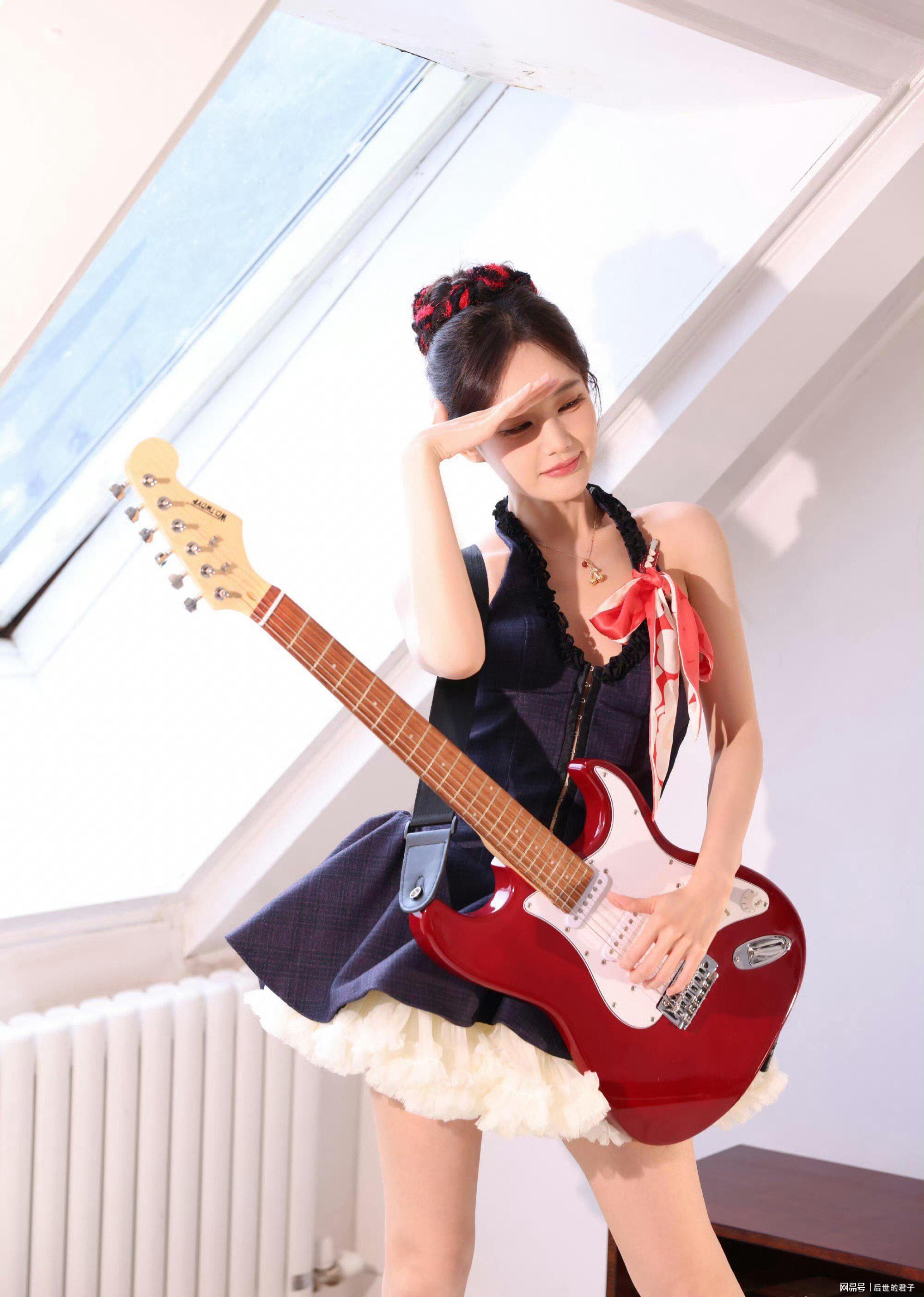 李一桐把“甜酷乐队风”穿活了!藏在细节里的少女感太戳人