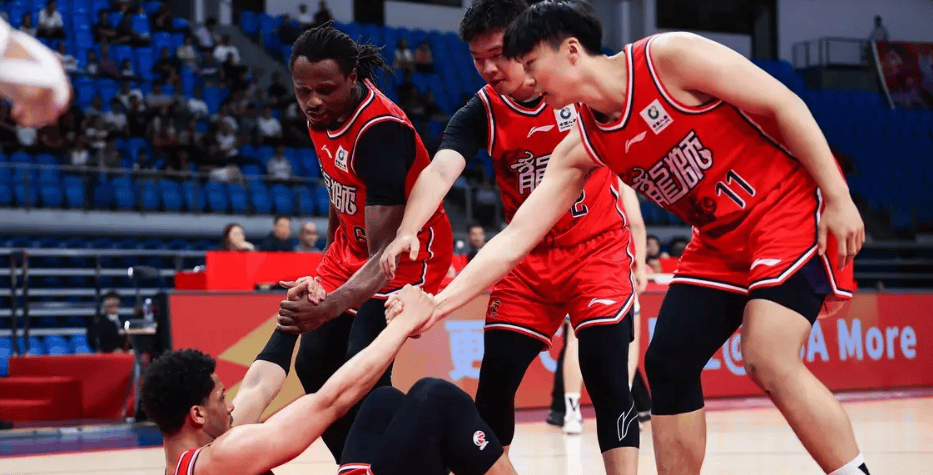 博主：广州后场底线执行很有想象力，差点诞生赛季最佳绝杀