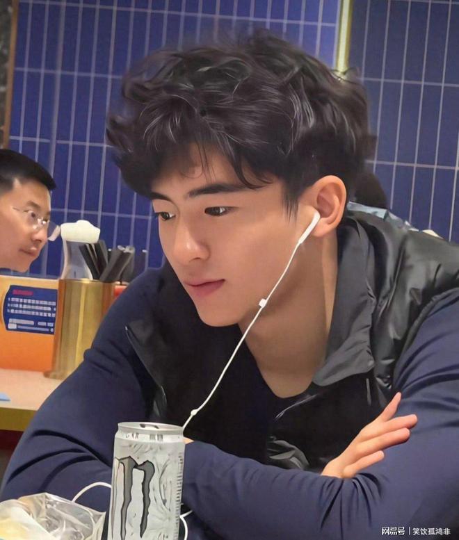 网友偶遇谢霆锋与张柏芝的大儿子谢振轩