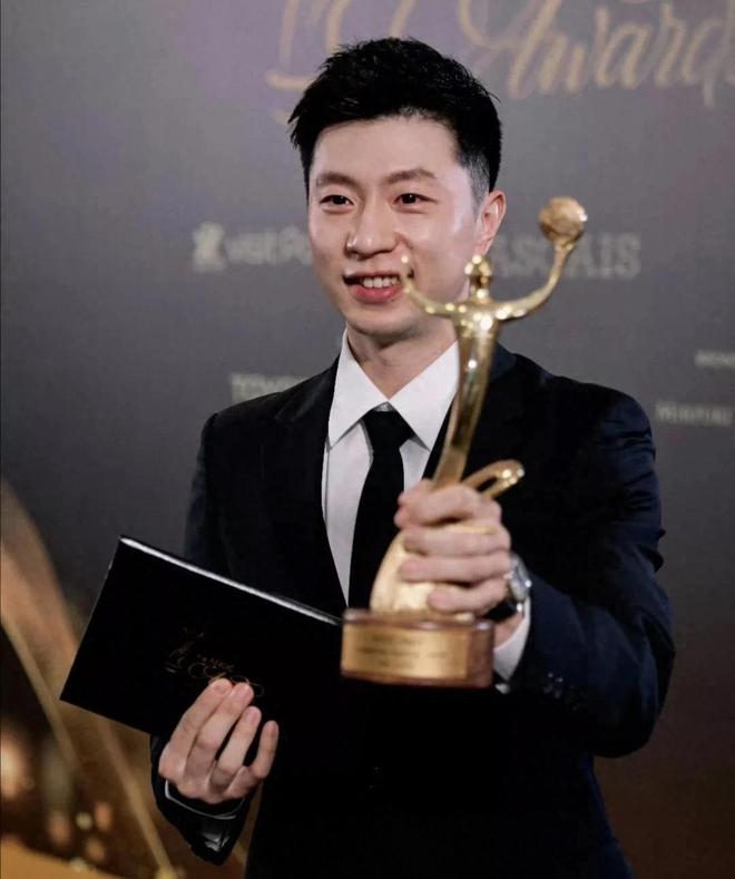 38岁马龙去宁波，穿一身简约运动装，背着双肩包，大学生的既视感