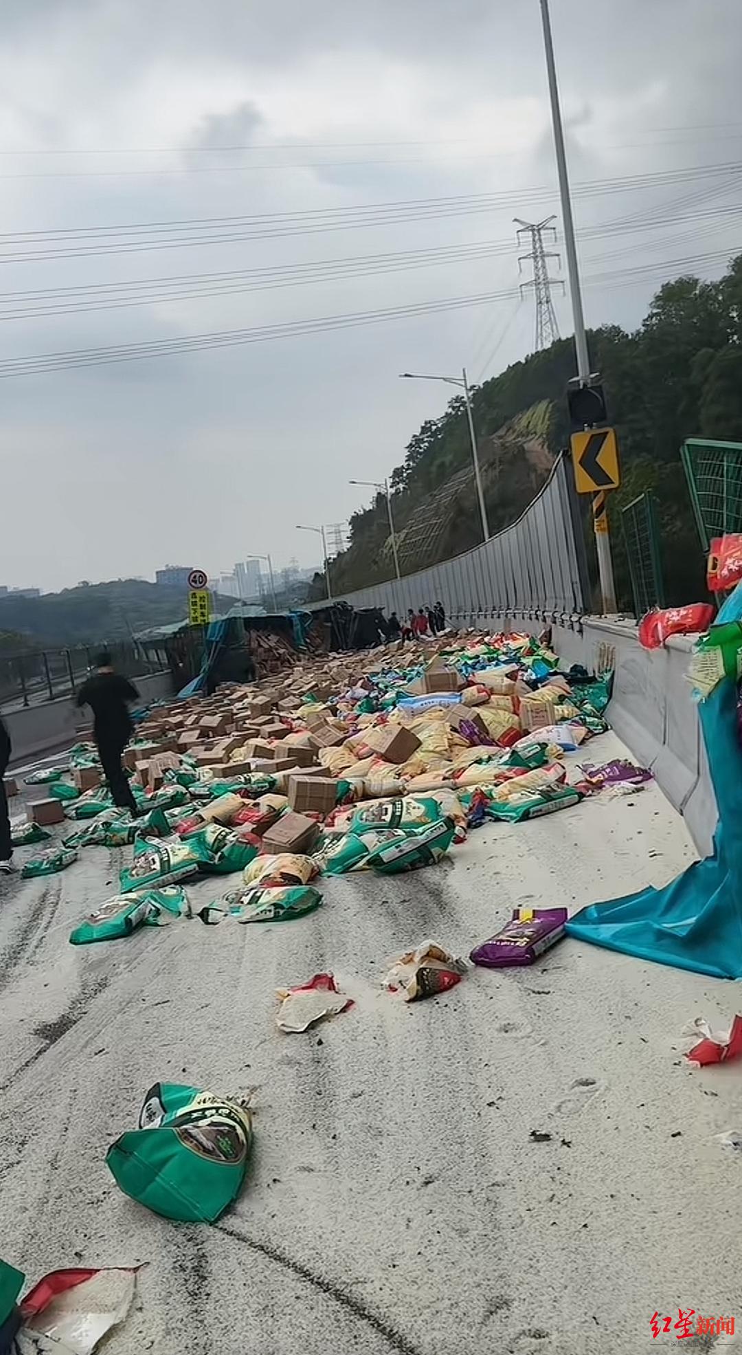 广州从埔高速有货车侧翻 目击者：五常大米洒满一地，多人协助把大米搬至路肩