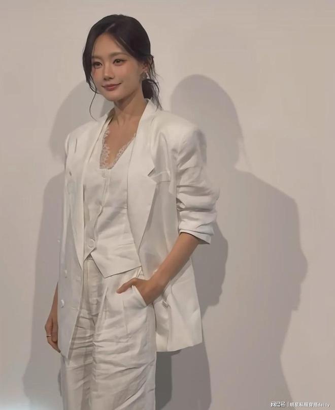 李一桐笑起来真好看！白色亚麻西装搭蕾丝马甲，早春穿搭教科书！