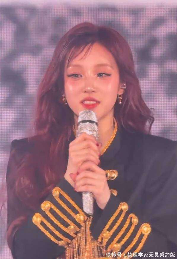 跑男团到韩国看宋雨琦idle演唱会，白鹿在李晨陈赫身后比心