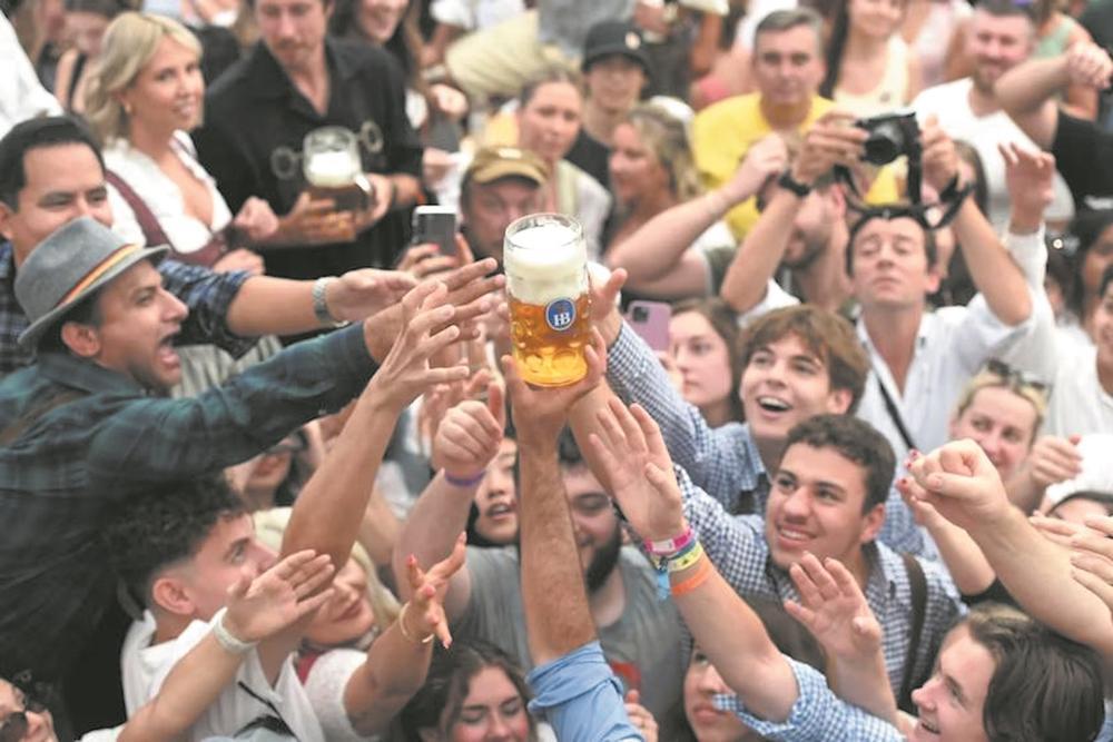 人们在慕尼黑啤酒节上畅饮。 图据新华社