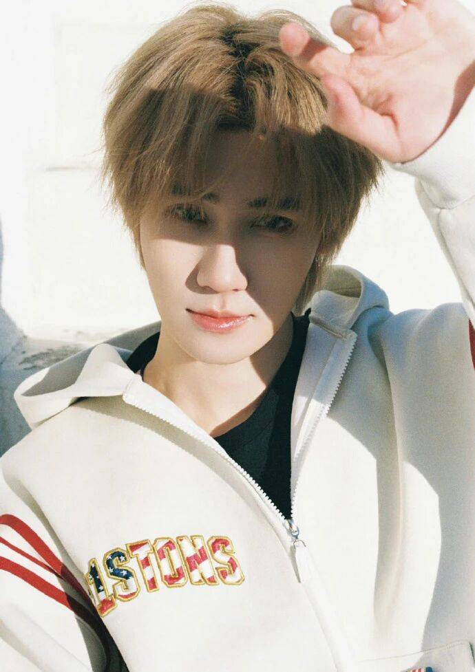 张真源的风格生长：奢牌的高级、卫衣的暖阳、皮衣的酷飒，是少年的多面鲜活