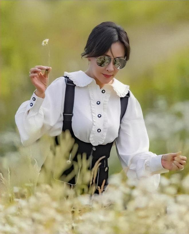 刘嘉玲：小花、衬衫、背带裤扎双马尾的就是少女？