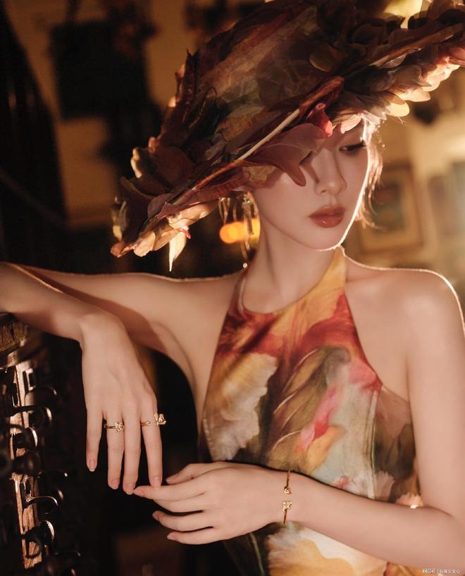 孟子义繁花晕染露背裙，复古风情万种