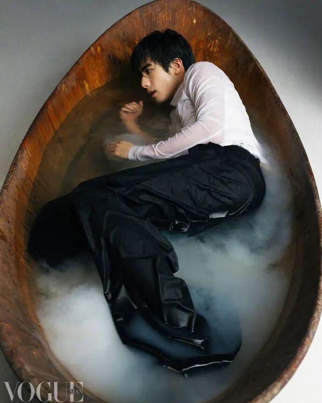 宋威龙 VOGUE MAN 三月刊：冷冽骨相藏锋芒，氛围感里见成长