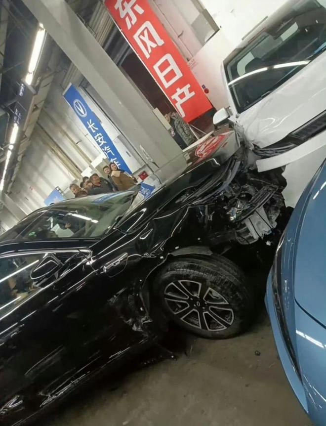 问界M7 Pro沈阳车展失控引发多车碰撞受损，问界回应