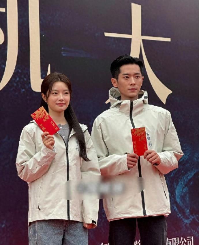 《玉簟秋》开拍即热,丞磊下颌线太绝,徐若晗书卷气,郭宇欣素颜照片惊艳