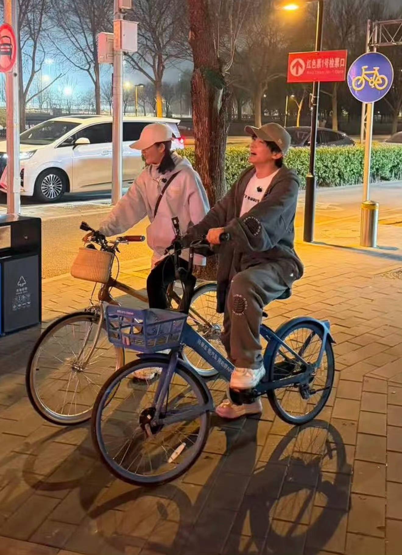 谢娜沈凌夜骑送花，杰娜爱情再添浪漫注脚