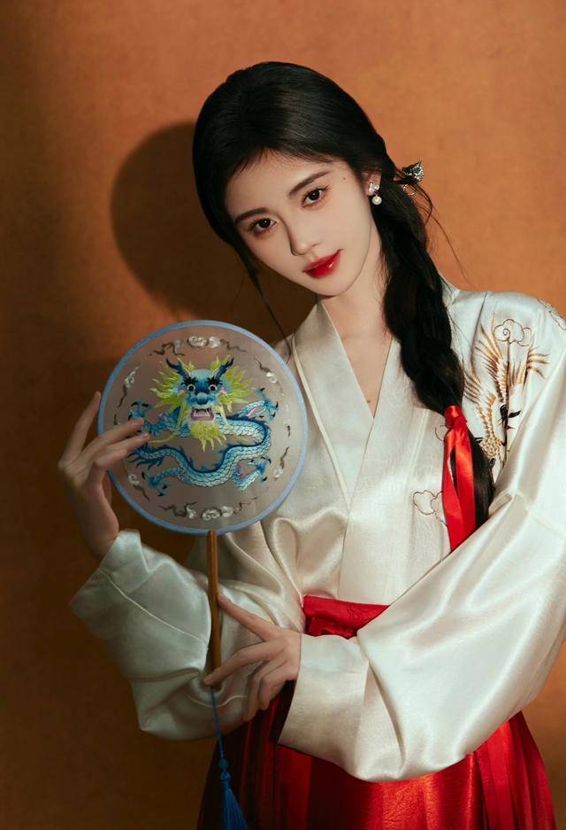 鞠婧祎美貌加持下34套华服 内娱服化道卷王