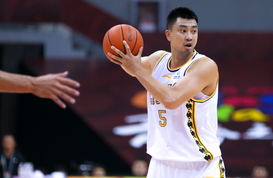 CBA卫冕冠军终于动手：签回2米06老将 曾被李春江怒骂