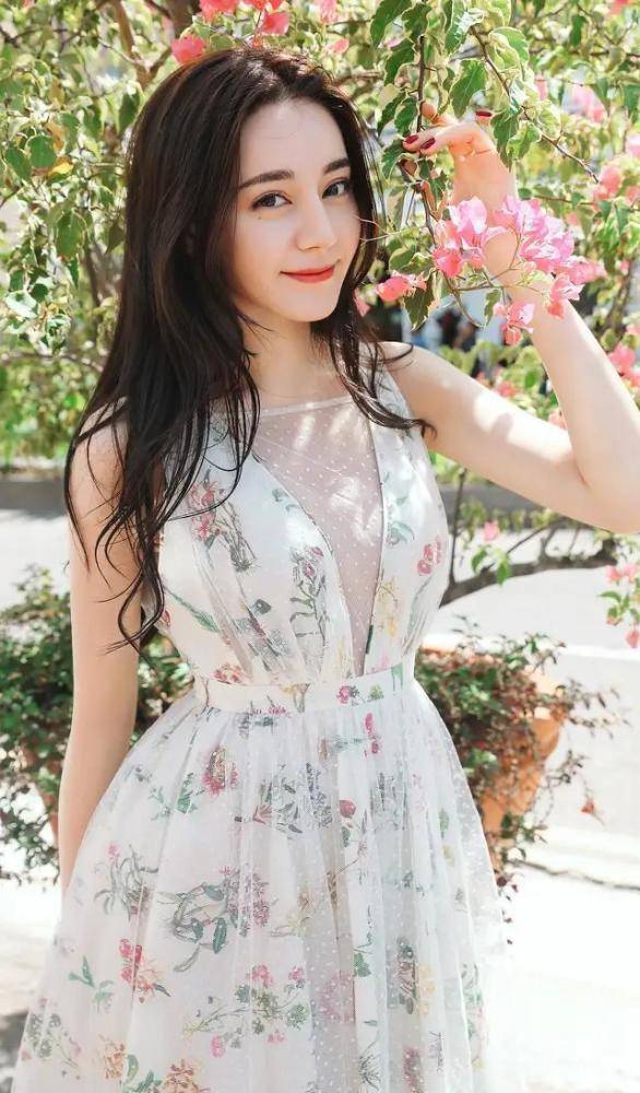 脸上有痣的人气女演员,迪丽热巴风情万种,胡原君美出新高度