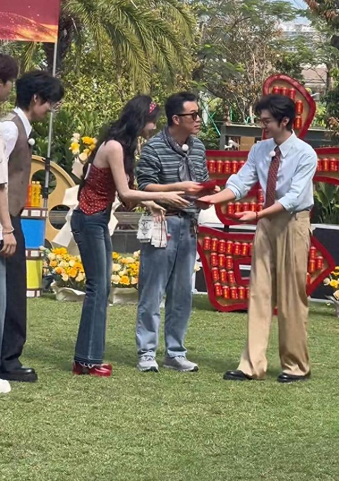 《跑男》录制：陈哲远给大家发红包，孟子义当面打开，白鹿情商高