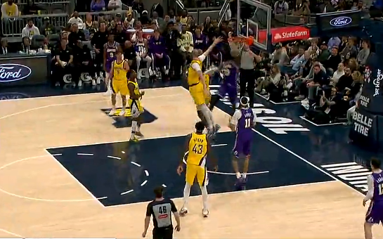 詹姆斯行进间顶开沃克，随后冲框再次单臂隔扣胡夫