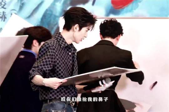 张凌赫田曦薇自然营业获赞，真诚互动治愈观众