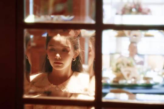 女孩为了梦想放下自尊供人取乐，成年人的世界没有容易二字！