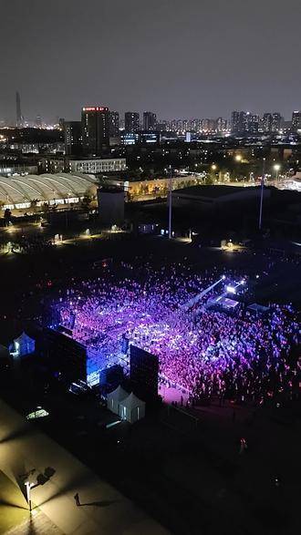 校园音乐会现场直击：张碧晨、王赫野、伯远同台绽放！伯远