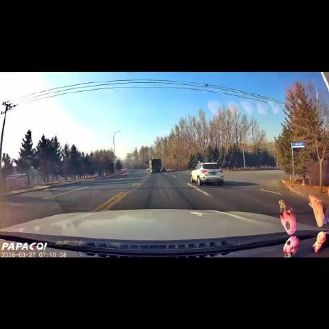 吉林两货车夹击轿车引发爆燃