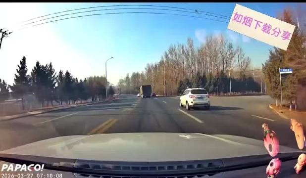 3月27日小轿车连遭两货车撞击爆燃