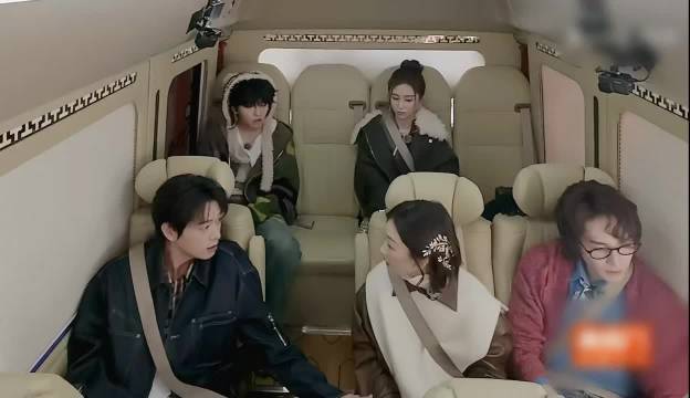 周冬雨回应年龄调侃自称白天姐姐晚上妹妹