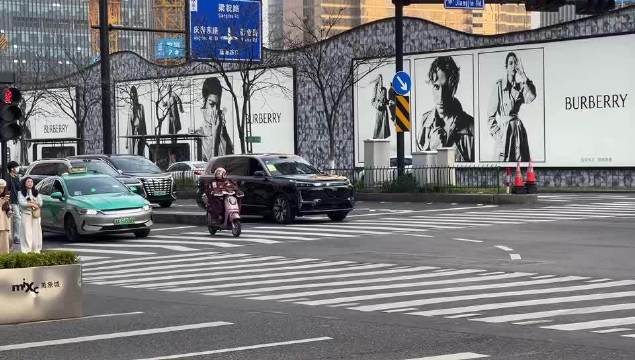 旗舰SUV黑金双拼车身曝光，千里浩瀚智驾或升级