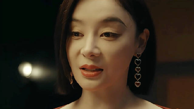 饶雨瓷再次被白靓靓击破心理防线，只能再回治疗中心！