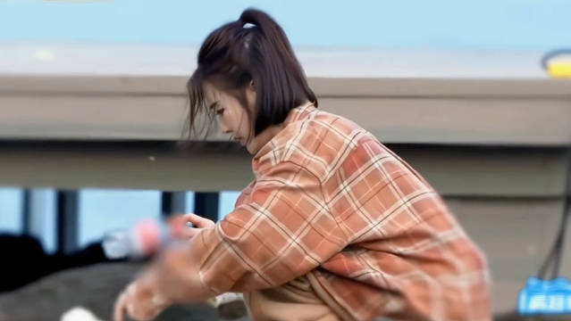 秦岚《亲爱的客栈》捡火山石垃圾画面引感动