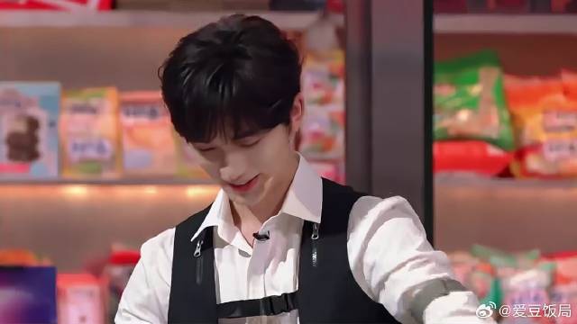 丁程鑫突然道歉，还跟吴泽林密谋着什么，众人疑惑