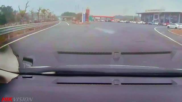 视频车玩了个漂移，一旁的孩子无辜挨了一巴掌