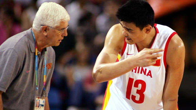 雅典怒吼天下知！ 姚明回顾过往赛事，做出大胆表率，帮助中国男篮打进八强！