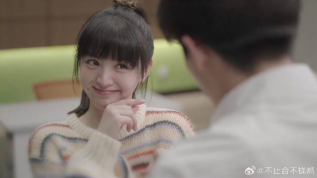 女学渣喝醉太强势，主动帮学霸脱衬衫，事后肠子都悔青