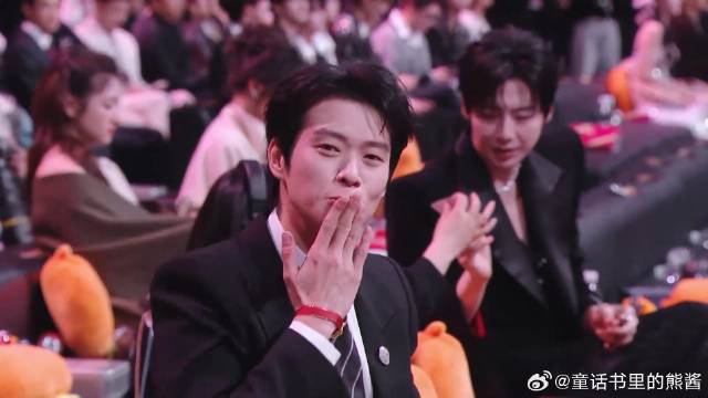 魏大勋抽到惩罚“飞吻”，下秒直接化身孟宴臣，一个吻真是迷死人