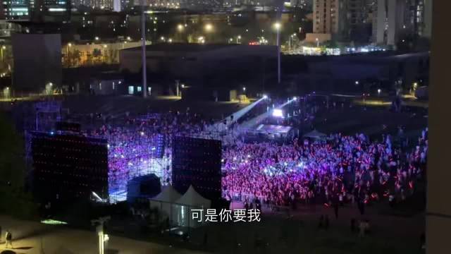 谁能拒绝张碧晨的现场啊！校园开唱感染力拉满，歌声一响氛围感直接到位