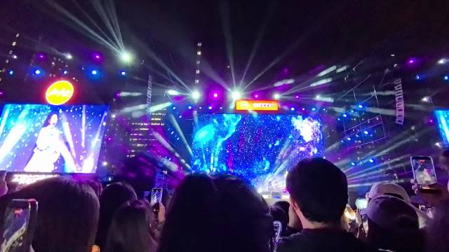 张碧晨空降成都大学开免费演唱会