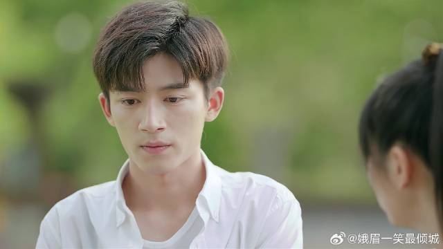 学霸送蛋糕表白，哪料一见女学渣，紧张的说不出话