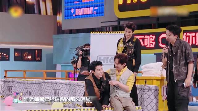 田曦薇又调皮了！当众直接把王鹤棣当猴耍，气炸棣棣！