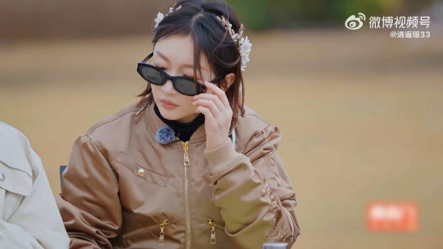 周冬雨墨镜下眼神温柔共情祝祝