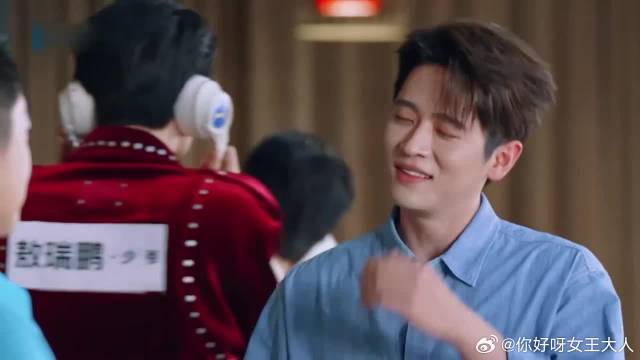 郑恺飙戏说台词，开场先吐口水，丞磊不理解但尊重跟着学