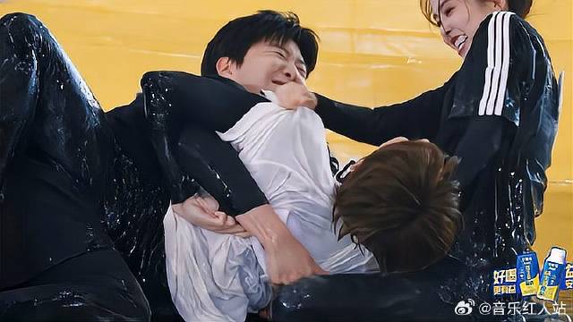 白鹿范丞丞围攻张真源 撕名牌也是拼了，过于凶残了吧！