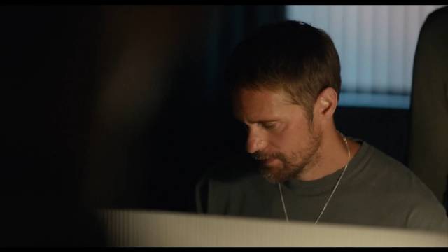 斯卡斯加德米尔林新片《后坐力》曝中文预告，演绎摩托骑士与顺从者