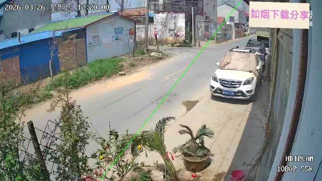 河南商丘男子跳电动车避险，货车疾驰撞上致车损人无恙