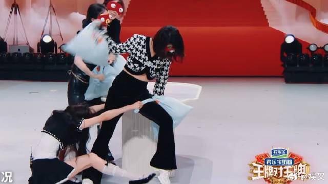 太惨烈了吧，关晓彤金靖两人被按在地上打，真的太可怜了！