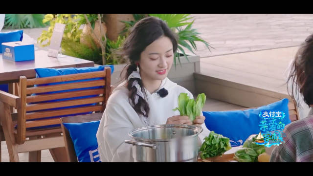 秦岚沈月坐在一起择菜的画面真的太岁月静好了，完全有《请回答1988》那味儿了