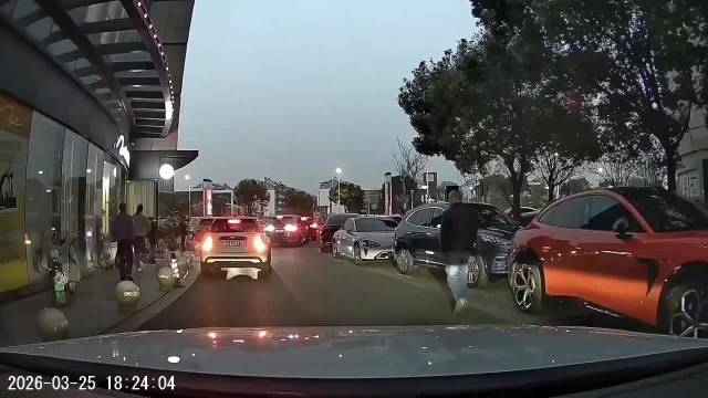 遇到不确定因素，第一时间倒车远离，视频车司机真是明智