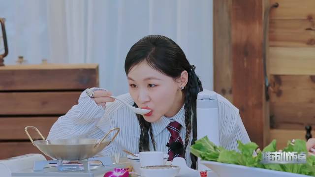 张凌赫分虾滑，轮到周柯宇恰好没了，很难怀疑不是故意的