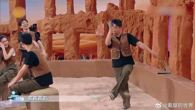 不愧喜剧达人，杨迪做动作太滑稽，白宇笑得停不下来